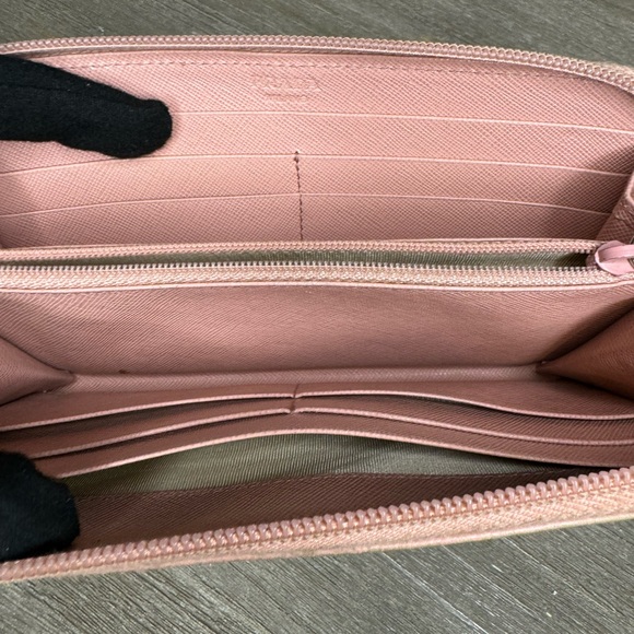 Prada Wallet - Picture 6 of 8